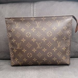 Preowned LV Toiletry 19